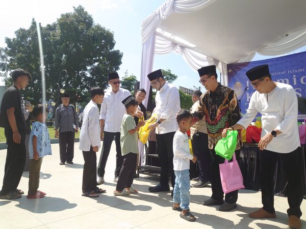 Wali Kota berikan Santunan Anak Yatim di Grand Opening Islamic Book Fair Kota Sukabumi 1447 H