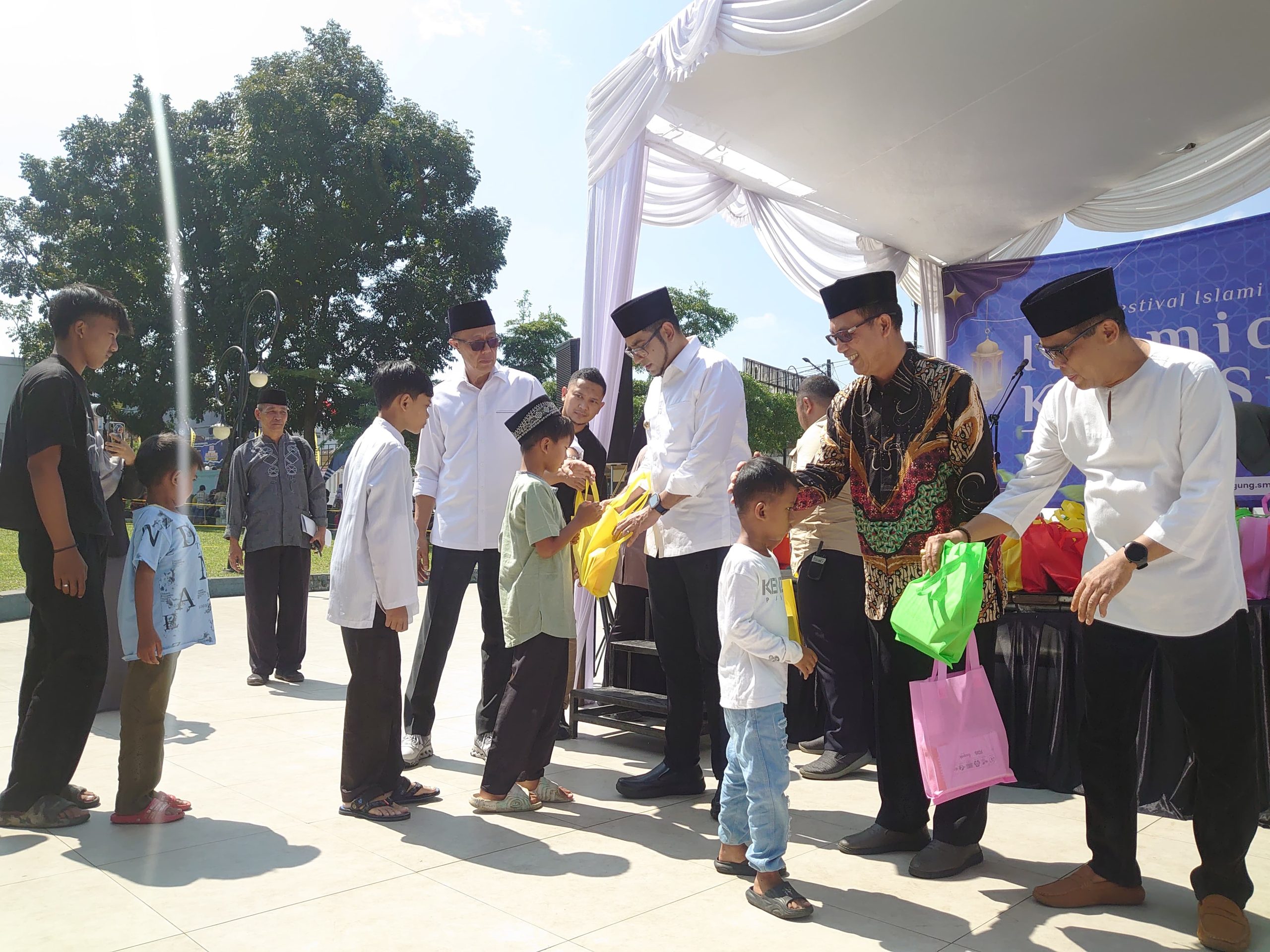 Wali Kota berikan Santunan Anak Yatim di Grand Opening Islamic Book Fair Kota Sukabumi 1447 H Wali Kota berikan Santunan Anak Yatim di Grand Opening Islamic Book Fair Kota Sukabumi 1447 H